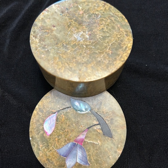 Vintage soap stone small round trinket box with floral inlays. - Picture 4 of 6